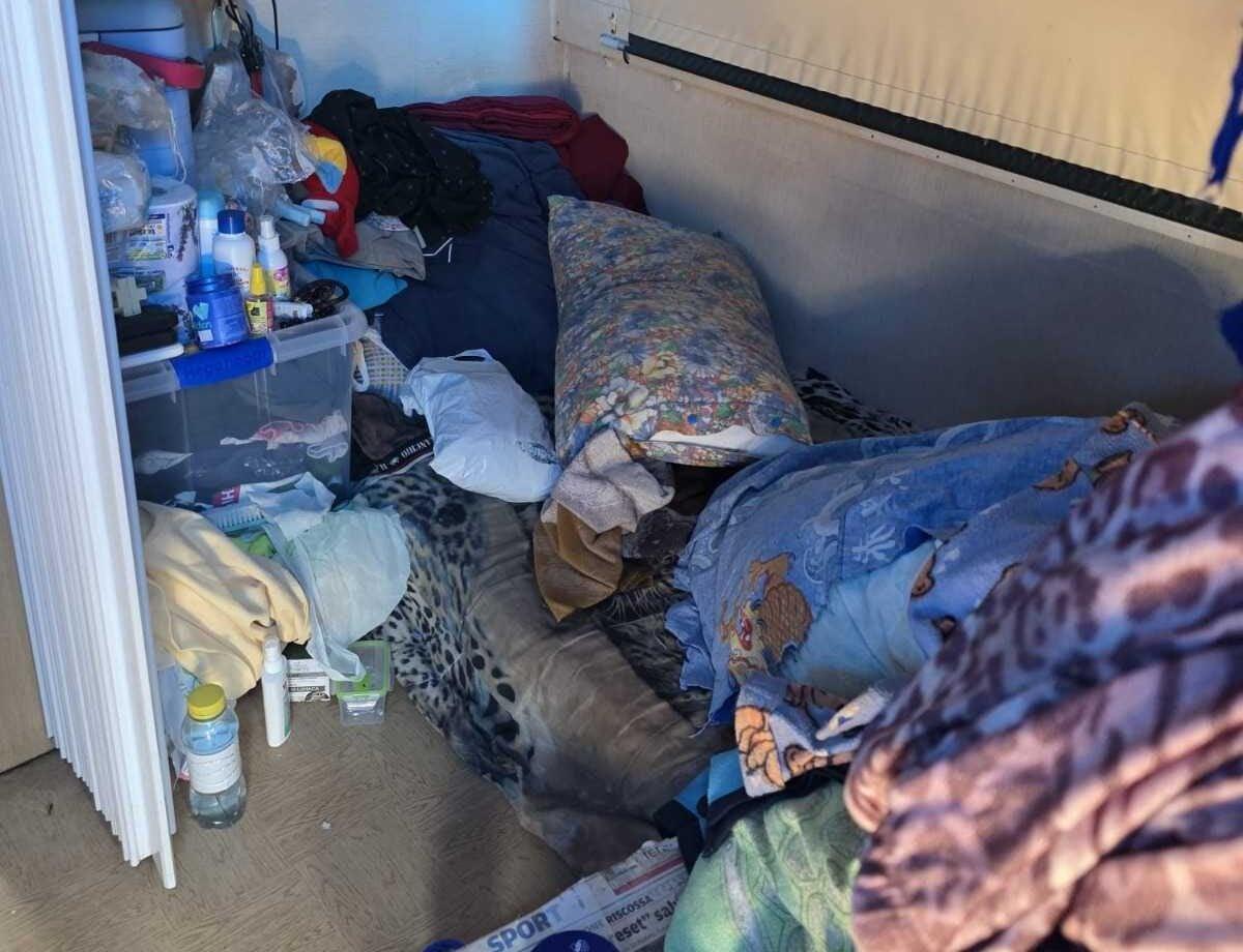 Dramma a Battipaglia, vivere in una roulotte senza acqua né servizi: scatta l’appello disperato alle istituzioni e al Papa