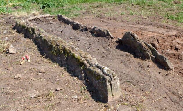 Die auch im schwedischen Tiarp Backgården zu den Grabkammerwänden aufgerichteten Steinplatten sind typisch für Dolmengräber.Copyright/Quelle: T. Axelsson / Sjögren et all.; Neolithic Archaeology, 2023