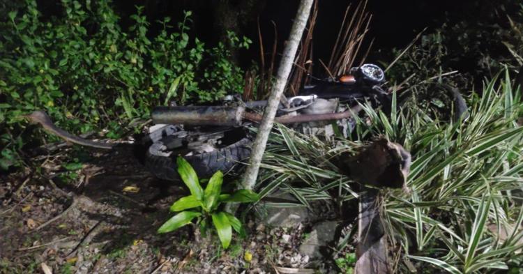 Motociclista sem habilitação sofre queda durante a madrugada em Balneário Camboriú