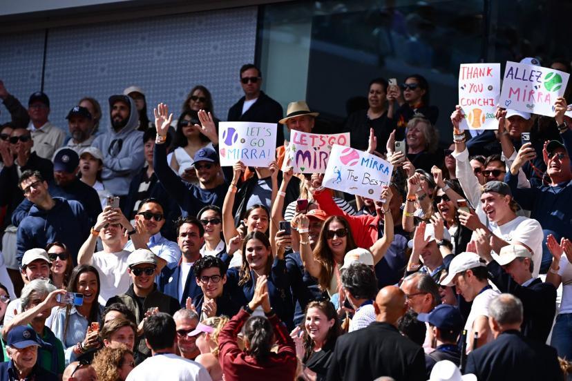 Un agent de sécurité a demandé à des fans russes de ranger leur drapeau après la victoire de Mirra Andreeva en finale de Roland-Garros