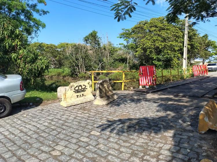 Moradores denunciam problemas em ponte que dá acesso a bairro de Barra de São João, em Casimiro de Abreu