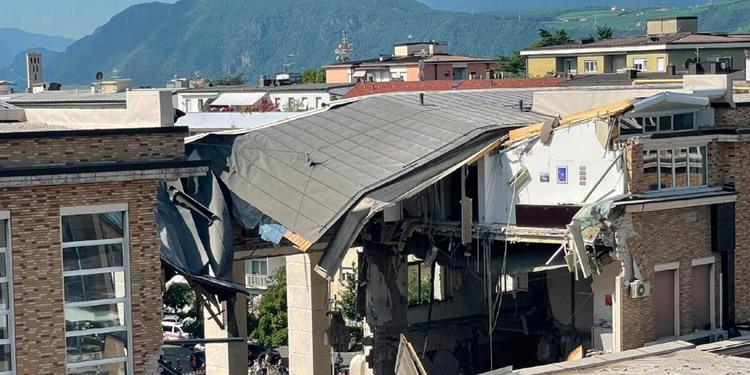 Crolla la parte centrale del tribunale di Bolzano, i residenti: «Un boato fortissimo, un terremoto»