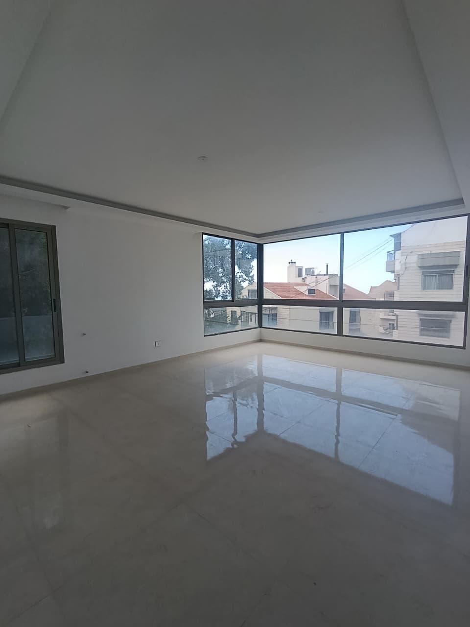 For Sale: Apartment in Ain Saade