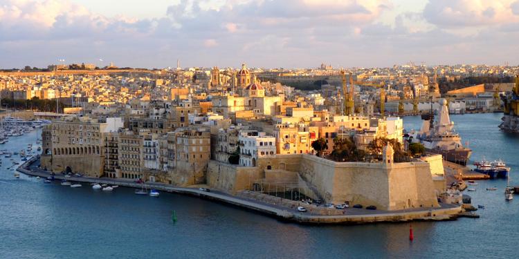 Sei turisti italiani fermati all'aeroporto di Malta per vandalismo: ci sono anche due minori