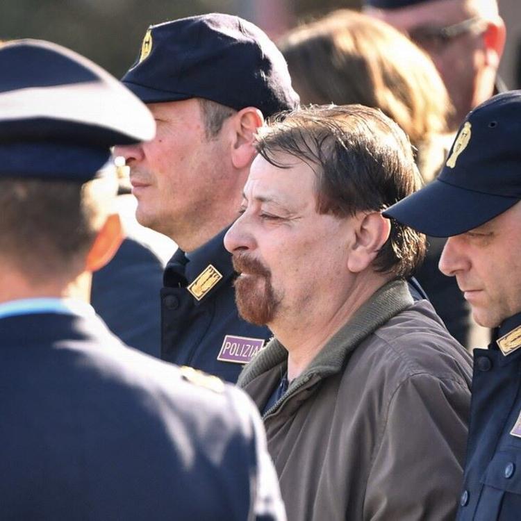 Cesare Battisti 'contro' i giudici, nuovo reclamo per incontrare il figlio fuori dal carcere