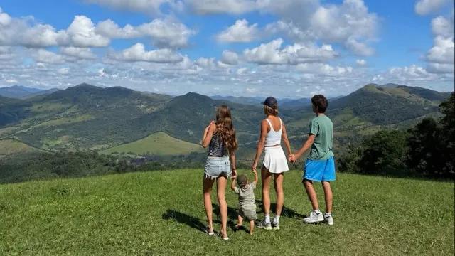 Gisele Bündchen compartilha fotos raras do filho bebê e dos mais velhos