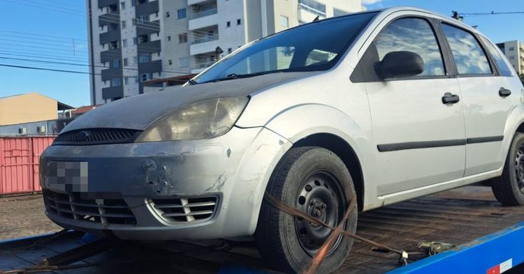 Carro com licenciamento atrasado há mais de 5 anos é apreendido na Barra Sul