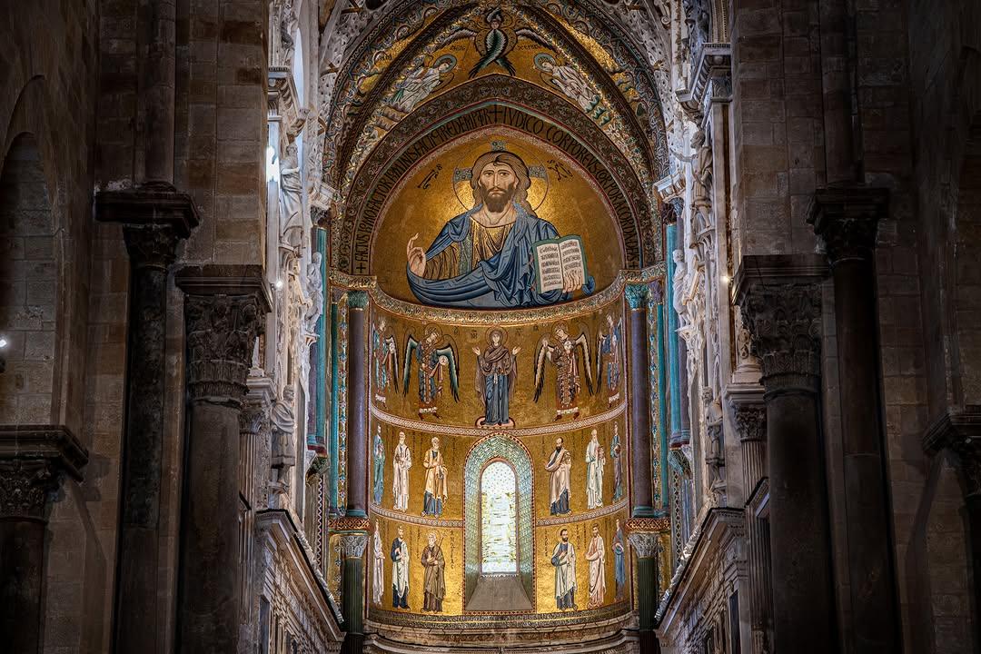 Al centro della Cattedrale, il Cristo Pantocratore domina lo spazio con il suo sguardo✨ #visitcefalu