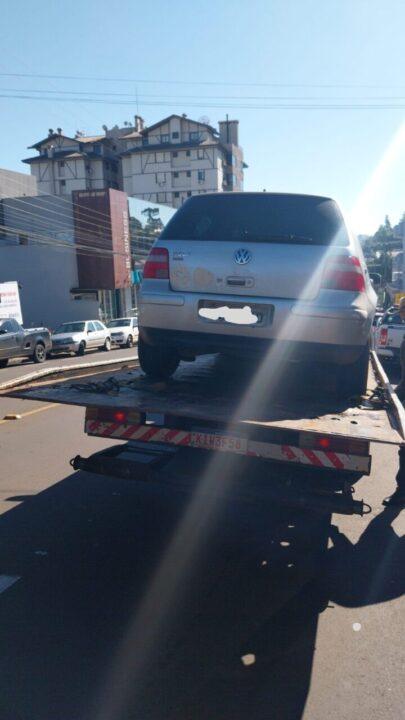 CMT  aborda veículo com mais de R$ 13 mil em multas, licenciamento vencido e condutor com  CNH vencida