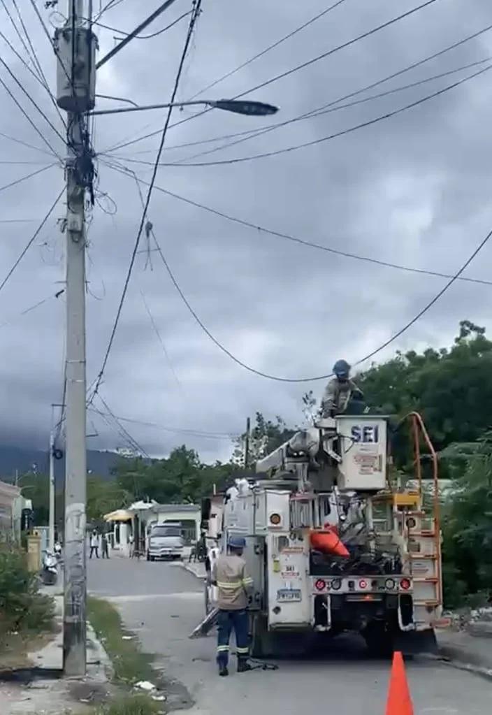Residentes retienen camión de Edesur y exigen cambio de transformador por constantes averías en Azua