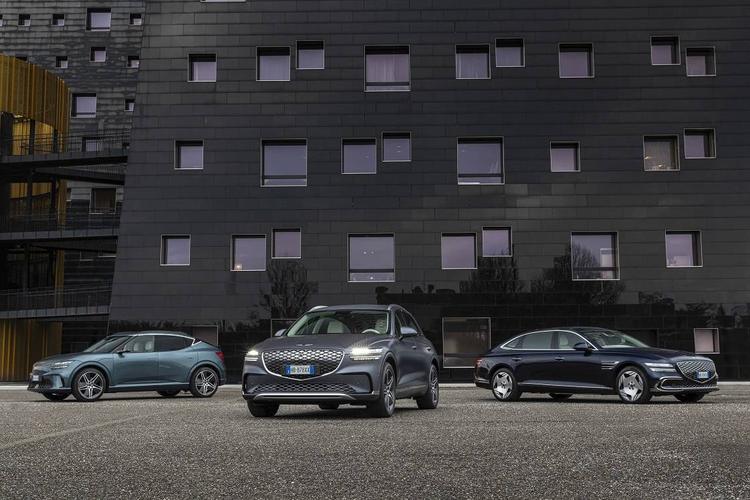 Genesis GV60, il lusso coreano elettrico tra golf, lago e silenzio