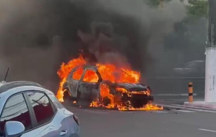 Motorista consegue escapar de incêndio em veículo na Zona Sul de Aracaju