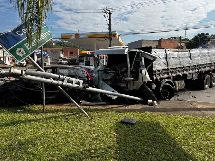 Caminhão desgovernado atinge carros e ônibus na Avenida Laranjeiras em Limeira