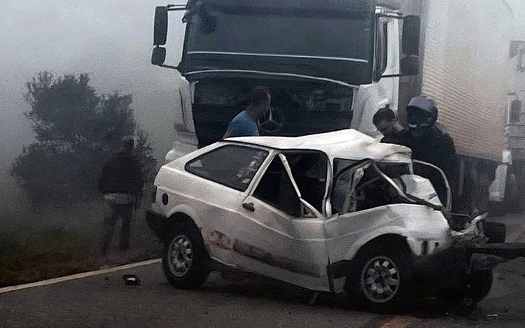 Batida entre carro e caminhão deixa motorista gravemente ferido na MG-290