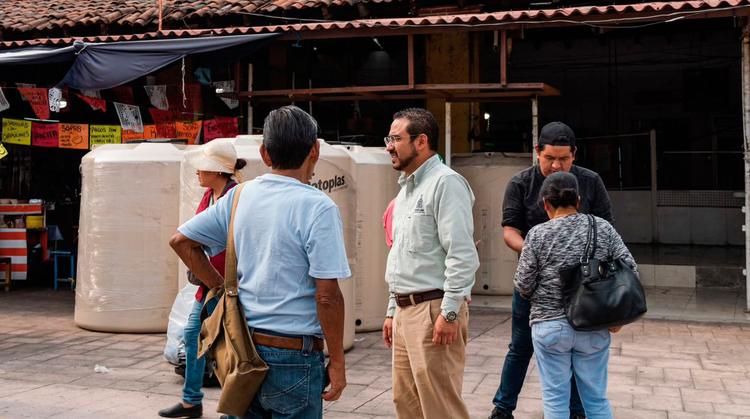 Entregan tinacos subsidiados a familias de Tepoztlán