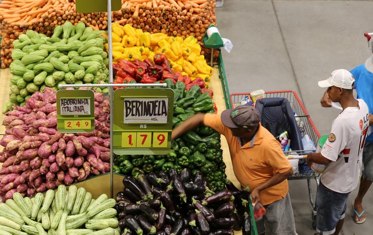 Fim da escala 6x1: mercados avaliam fechar aos domingos no RS, diz entidade do setor