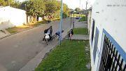 Viajaban en moto y quisieron asustar a un chico pero lo atropellaron y arrastraron por la calle