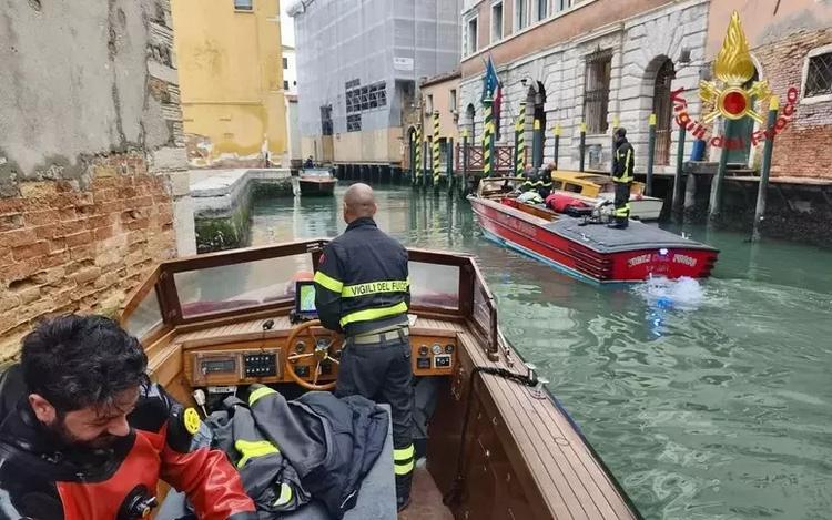 In tre finiscono in acqua a Venezia, un ventenne muore annegato
