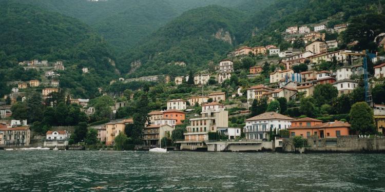 Bambina di 10 anni scompare nelle acque del lago di Como