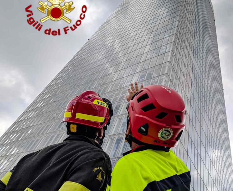 TORINO – Materiale pericolante al grattacielo della Regione Piemonte: verifiche in corso