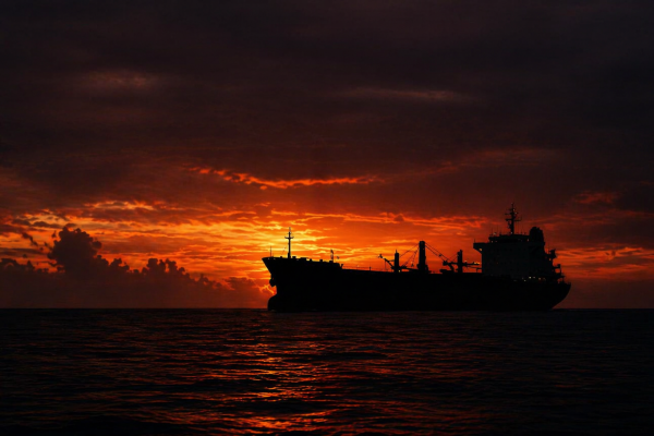 미군, 이란 화물선 함포 사격 후 나포…중동 긴장 고조