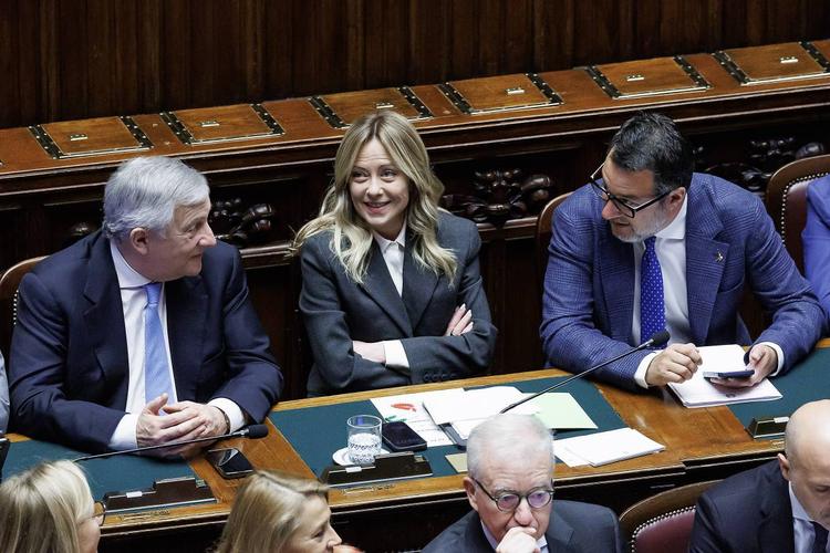 Meloni, la prudenza e l’ironia sul Pd: "Anche oggi il crollo è rinviato a domani"