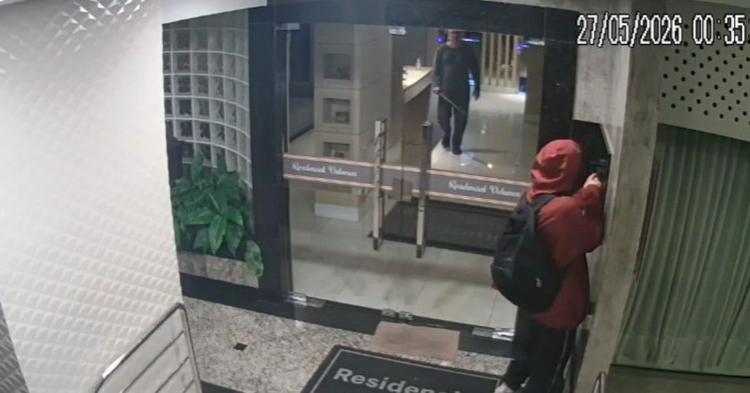 Vídeo: síndico flagra tentativa de invasão, pega porrete e faz suspeito fugir em Balneário Camboriú
