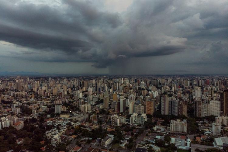 Frente fria avança pelo Sul nesta quarta e traz risco de temporais; calor segue forte no Centro-Oeste e Sudeste