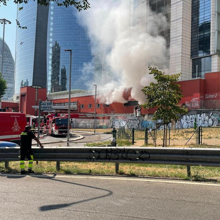 Fiamme alla Stazione Milano Garibaldi, malore per due Vigili del Fuoco. Stop all'accesso ai binari