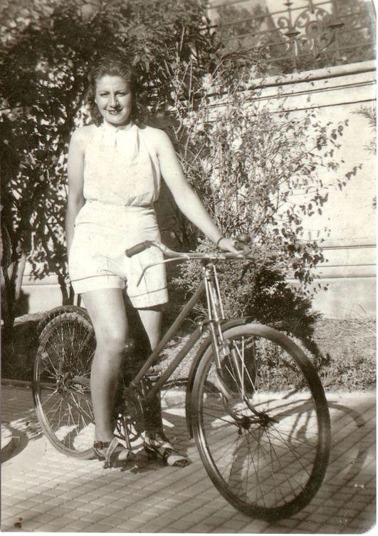 Gloria Fuertes de joven, en una de las imágenes de la exposición. (CEDIDA)