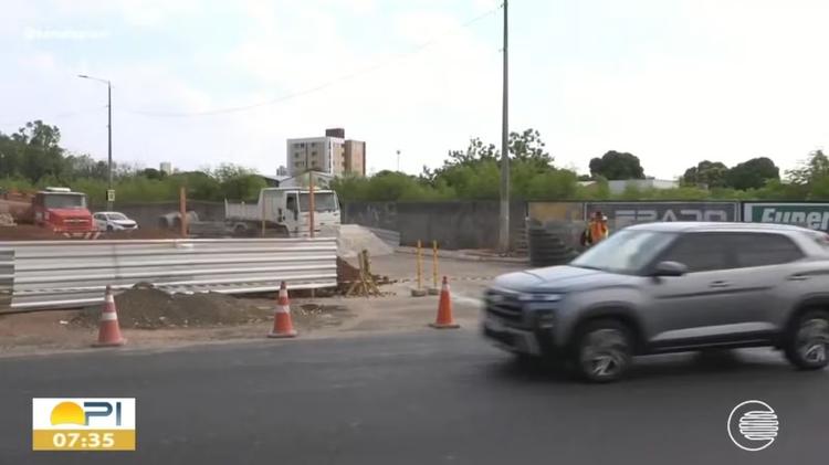 Obra interdita rua e provoca lentidão no trânsito da Avenida Cajuína, em Teresina