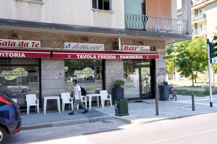 Terrore a Milano, uomo di 55 anni colpito alle spalle con 20 coltellate da un 22enne. "Mai visto prima, ha estratto l'arma senza motivo"