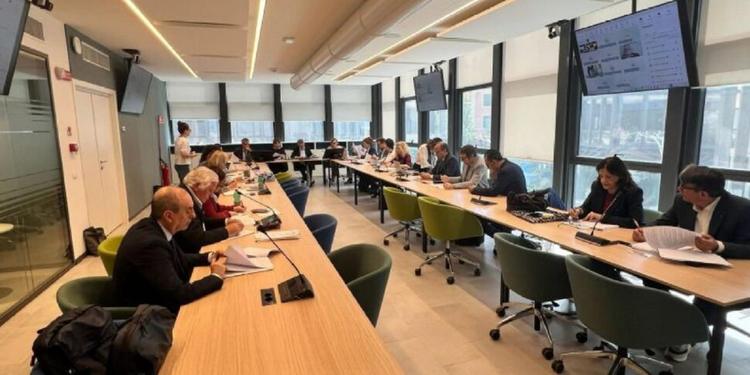 Nuovo contratto per i presidi, aumenti per 500 euro al mese: firmato all’Aran per 8mila dirigenti