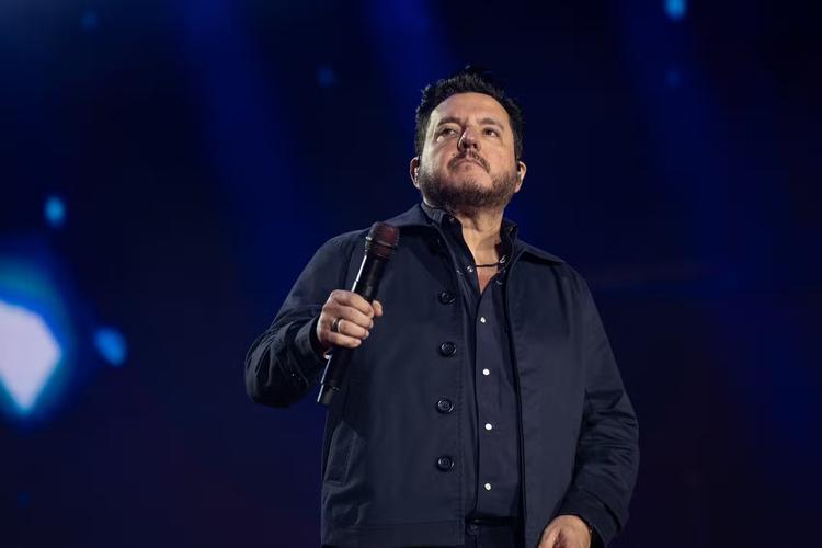 Zoeira de Bruno e apresentador de rodeios no fim de show em Barretos confunde público na Festa do Peão