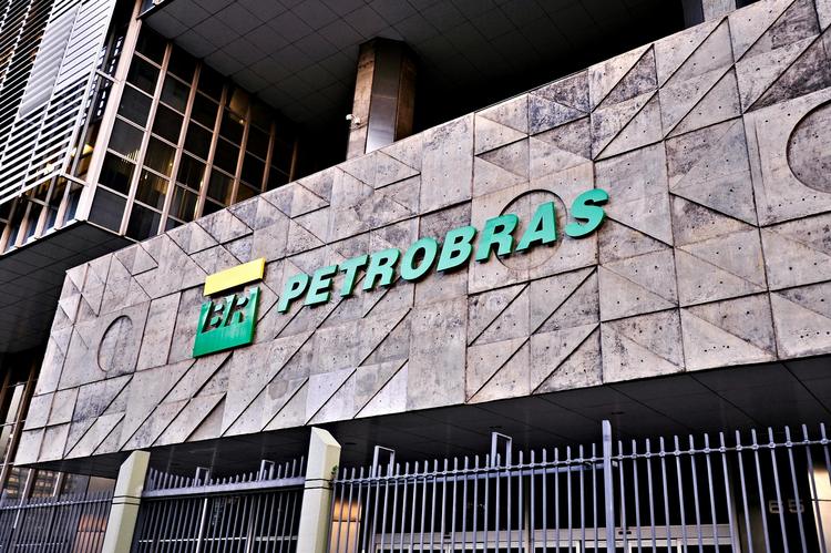 Presidente da Petrobras sinaliza que pode aumentar, em breve, preço da gasolina nas refinarias