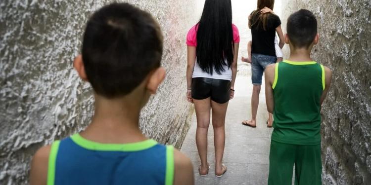 La casa degli orrori a Palermo: violenza e minacce alle cinque figlie, arrestati madre e padre