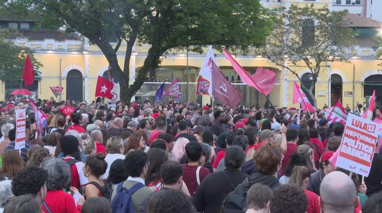 Apoiadores fazem ato pró-Lula no Largo da Alfândega, em Florianópolis
