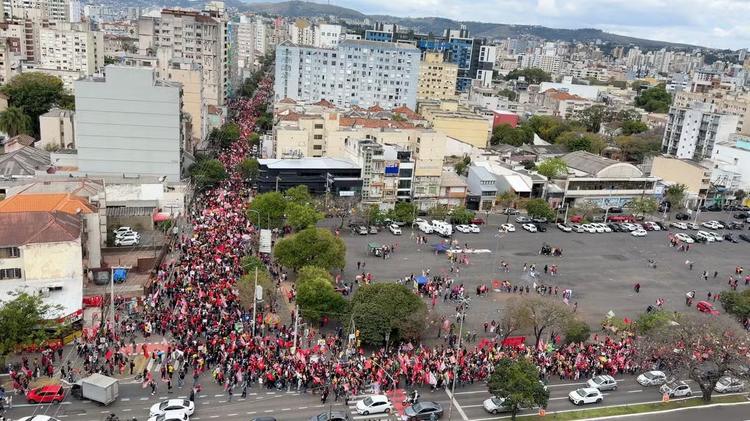 Apoiadores fazem ato para Lula em Porto Alegre