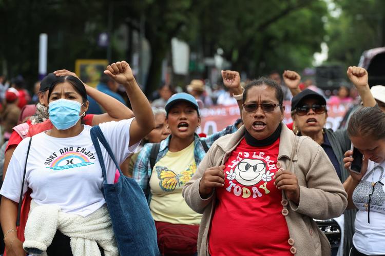 'Sem solução, a bola não rola': professores pedem aumento de 100% em protestos contra a Copa no México