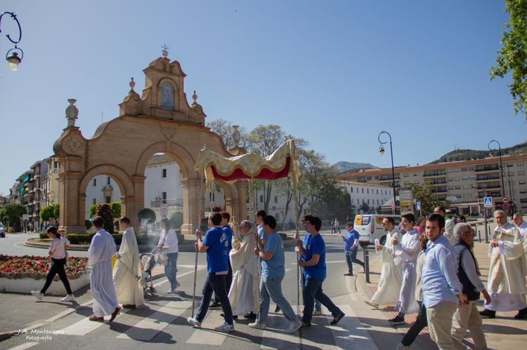 Procesión con el Santísimo por las calles de Antequera