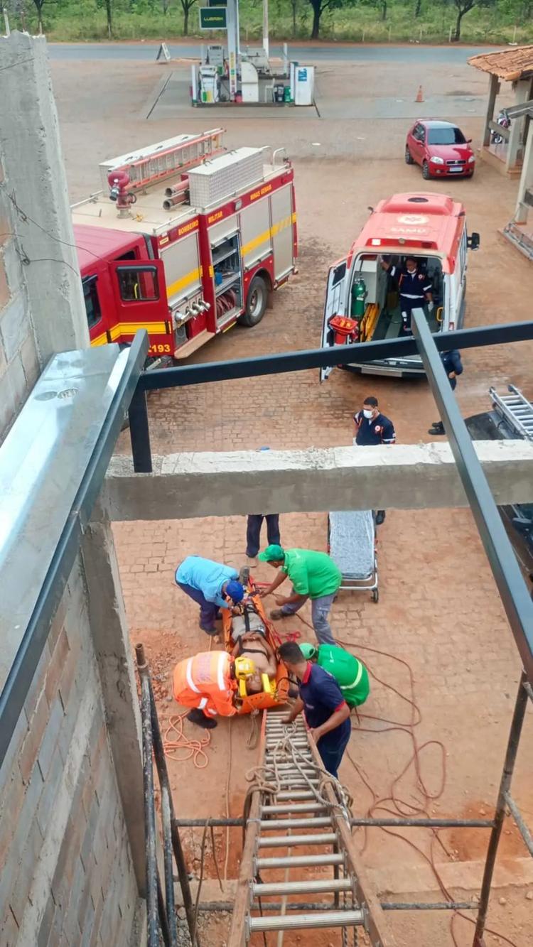 Jovem é socorrido pelos bombeiros após desmaiar durante montagem de telhado a seis metros de altura em Bocaiuva