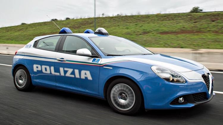 Uomo e donna giù da cavalcavia A1, ipotesi femminicidio-suicidio