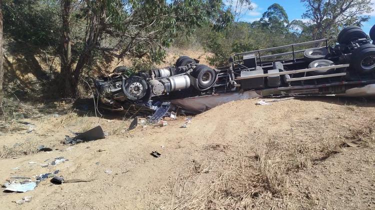 Carreta carregada com polietileno sai da pista e tomba na BR-251 após ser atingida por outra carreta durante ultrapassagem