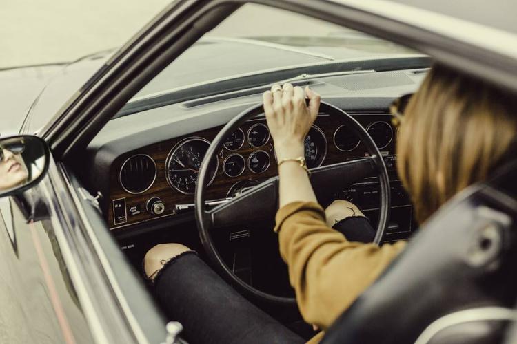 Guidare in ciabatte o scalzi si può? Cosa dice davvero il Codice della strada e quando scatta la multa