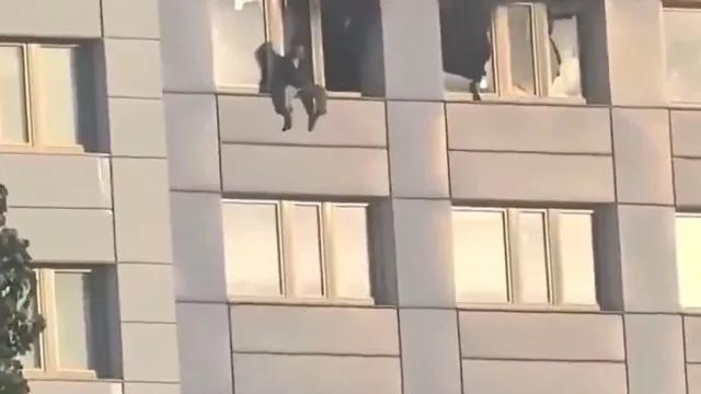 Mulher salta do 11º andar para escapar de incêndio em Berlim; veja