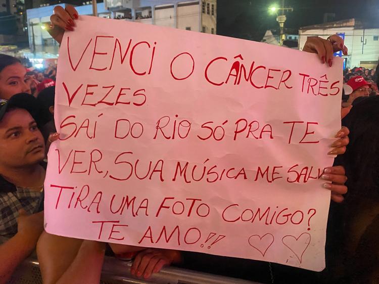 Fã que venceu o câncer pela terceira vez viaja do Rio de Janeiro para ver Pablo no São João de Campina Grande: 'Um pouco de alívio'
