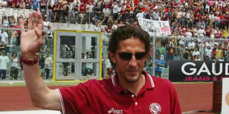 "Solo chi ti ha vissuto può capire". L'addio di Livorno a Igor Protti tra lacrime e una cascata di sciarpe