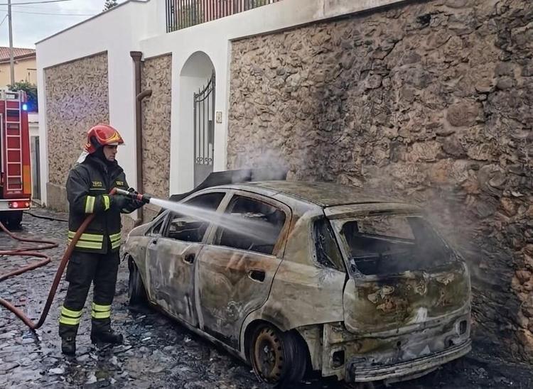 Auto in fiamme a Milazzo, intervento dei vigili del fuoco in via Montecastro