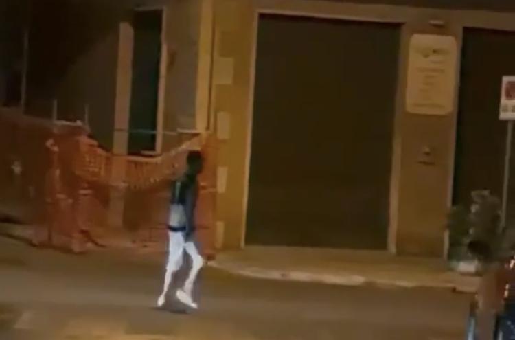 San Severo, semina il panico con due coltelli: arrestato un 48enne