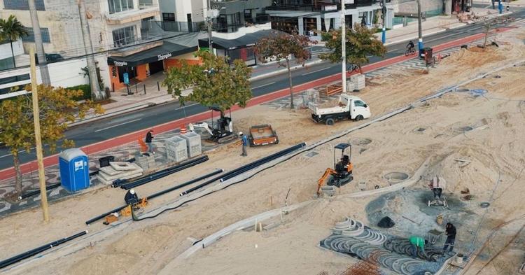 Travessias de pedestres começam a ser executadas na Avenida Atlântica em Balneário Camboriú